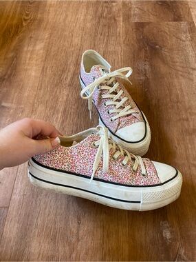 Woman’s Ditsy Floral Converse